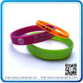 Bracelets de bracelets de silicone de Debossed 1/2 bande de pouce pour des cadeaux de promotion